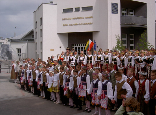 Dzieci w strojach ludowych stoją przed Domem Kultury Litewskiej w Puńsku