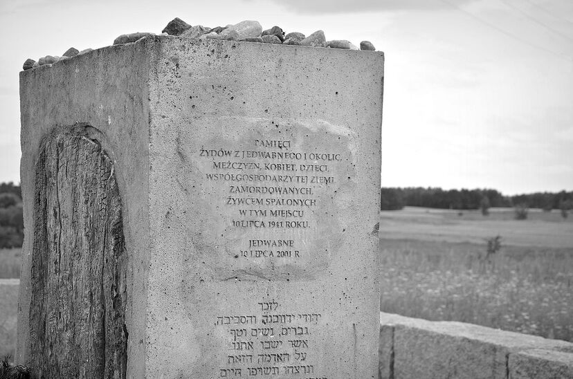 Ilustracja do artykułu A-438_Mogiła-pomnik,_na_cmentarzu_żydowskim,_1941_Jedwabne_B&W.jpg