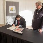 Ilustracja do artykułu Na zdjęciu - wicepremier Mateusz Morawiecki i Maciej Formanowicz, prezes Forte, podpisują akt erekcyjny.jpg