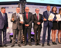 Ilustracja do artykułu Prezes Zarządu Grupy MLEKOVITA Dariusz Sapiński (drugi z lewej) odbiera Zlote Medale.jpg