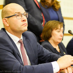 Artur Kosicki, Marszałek Województwa Podlaskiego uczestniczy w obradach i siedzi obok innej radnej