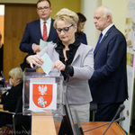 Wiesława Burnos wrzuca kartę wyborczę do urny