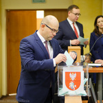 Artur Kosicki wrzuca kartę wyborczą do urny