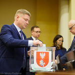 Marek Malinowski wrzuca kartę wyborczą do urny