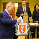 Marek Olbryś wrzuca kartę wyborczą do urny