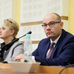 Wiesława Burnos i Artur Kosicki siedzą za stołem