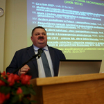 Wicemarszałek Stanisław Derehajło podczas przemówienia przy mównicy na tle ekranu w trakcie XX Podlaskiego Forum Ekonomistów
