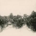 fotografia archiwalna przedstawia grupę uzbrojonych żołnierzy