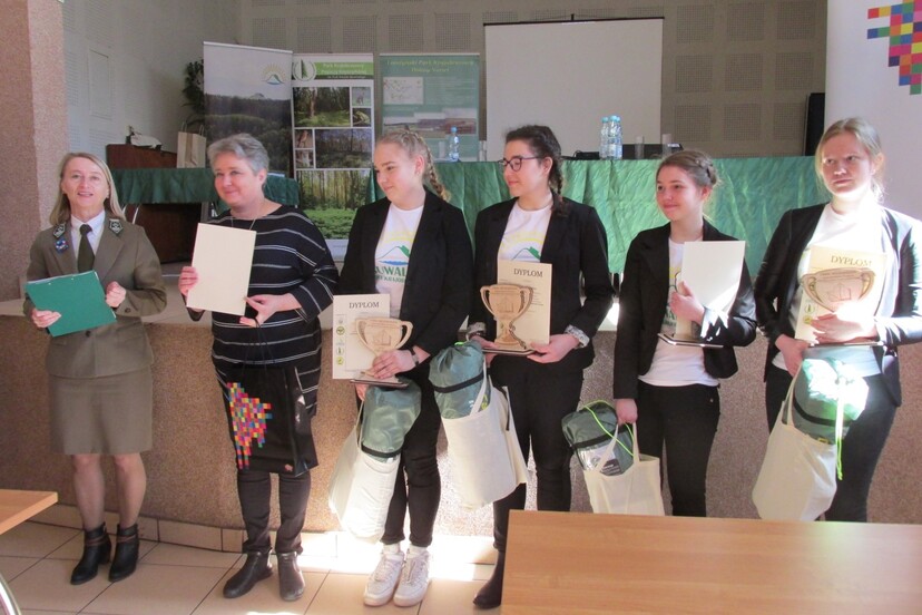 Zwycięska drużyna z Wiżajn (5 osób) prezentuje dyplomy.
