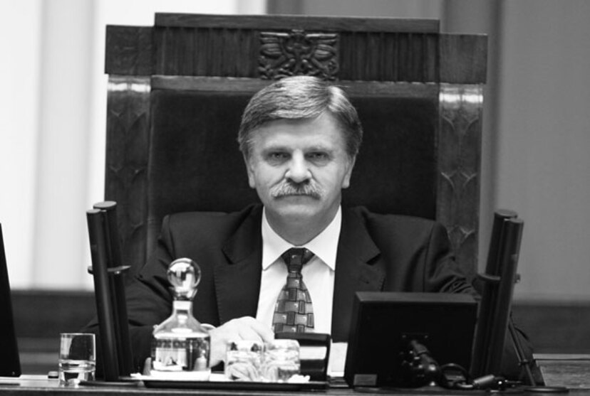 Śp. Krzysztof Putra jako wicemarszałek Sejmu RP, siedzi za stołem w sejmowej sali obrad