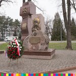 Park Konstytucji 3 Maja - Pomnik i Krzyż Katyński, przed nim biało-czerwony wieniec.