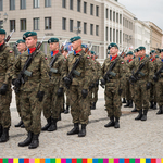 Żołnierze podczas obchodów Dnia Flagi