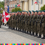 Żołnierze w trakcie obchodów Dnia Flagi w Białymstoku podczas prezentacji sztandaru