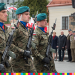 Przemarsz żołnierzy podczas obchodów Dnia Flagi w Białymstoku