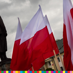 Pomnik Marszałka Piłsudskiego otoczony biało-czerwonymi flagami