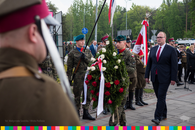 Tomasz Szeweluk, dyrektor Gabinetu Maszałka, składa kwiaty pod tablicą pamiątkową