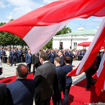 Uroczystości Dnia Samorządu Terytorialnego w Belwederze, uczestnicy pod powiewającymi biało-czerwonymi flagami  - fot. Eliza Radzikowska-Białobrzewska