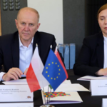 Przewodniczący W. Krawcow i konsul A. Fiedorowa przy stole konferencyjnym podczas rozmów w Augustowie