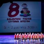 Ilustracja do artykułu 8.Białostocki Tydzien Czytania dzieciom -chór na scenie.jpg