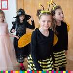 Uczniowie w teatralnych strojach pszczółek