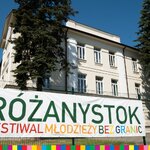 Baner festiwalu przed budynkiem ośrodka w Rożanymstoku