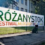 Baner festiwalu przed budynkiem ośrodka w Rożanymstoku