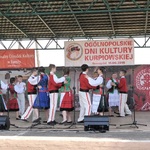 Kurpiowski zespół taneczny na scenie