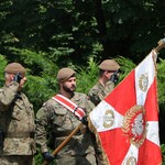 Żołnierze trzymaja sztandar  75.rocznicy akcji Burza (6).JPG
