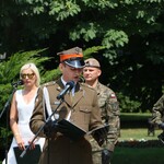 Żołnierz odczytuje Apel Pamięci75.rocznicy akcji Burza (12).JPG