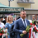 Radny H. Dębowski składa wieniec, za nim pracownicy IPN 75.rocznicy akcji Burza (19).JPG