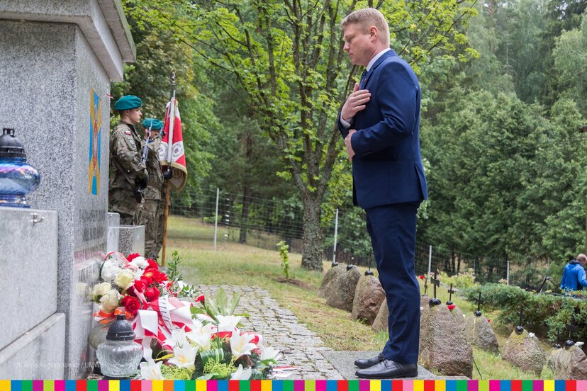 Marszałek Malinowski przed pomnikiem po złożeniu kwiatów.