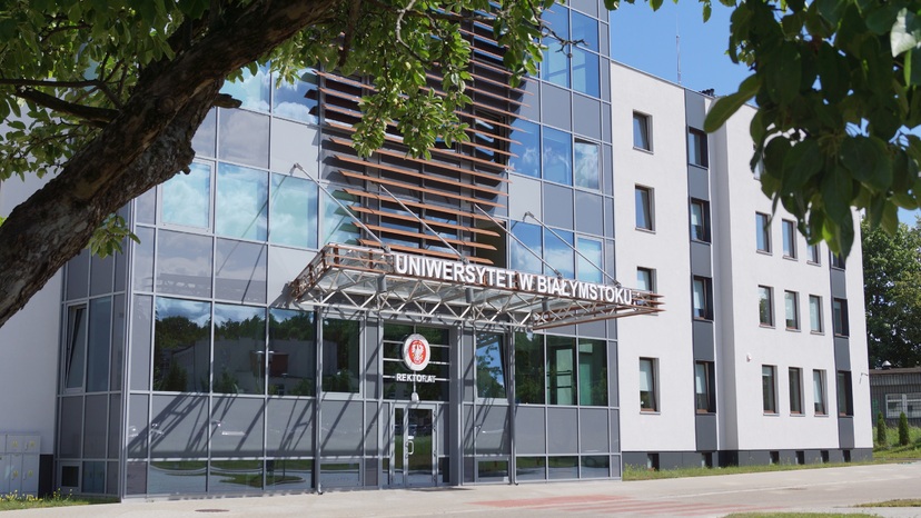 Budynek rektoratu UwB, szklana fasada, wejście z wysuniętym daszkiem z napisem Uniwersytet w Białymstoku