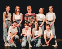 Krystyna Kacprowicz-Sokołowska w otoczeniu młodzieży
