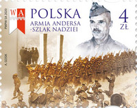 Na znaczku widoczne maszerujące wojsko w tle wizerunek mężczyzny w furażerce oraz 2 biało-czerwone sztandary
