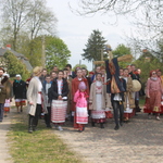 Osoby w strojach ludowych  w trakcie obrzędu Wiosenne Rohulki