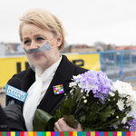 Wiesława Burnos - członek Zarządu Województwa Podlaskiego trzymająca bukiet kwiatów
