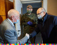 Marszałek Artur Kosicki odwiedza wraz z żołnierzem jednego z kombatantów