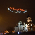 Wiszące iluminacje w kształcie napisu Do Siego Roku na tle cerkwi w Sokółce.