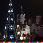 Iluminacje w kształcie choinki z gwiazdami na tle cerkwi w Wasilkowie.