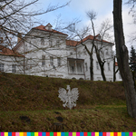 Widok Pałacu Archimandrytów. Poniżej figura białego orła.