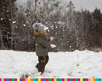 Dziecko podczas zabawy na śniegu w plenerze