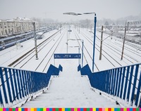 Schody prowadzące na peron dworca PKP pokryte śniegiem