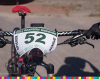 Kierownica roweru oznakowanego numerem 52. Na odznace napis "Maratony Kresowe"