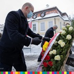 Marszałek Artur Kosicki składa kwiaty przed pomnikem Armii Krajowej.