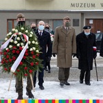 Za żołnierzem niosącym wieniec idą od lewej: marszałek Artur Kosicki, wojewoda Bohdan Paszkowski, płk Sławomir Kocanowski i major Czesław Chociej.
