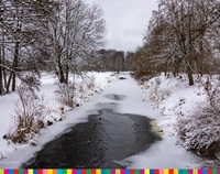 Zamarznięta rzeka zimą