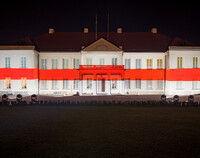 Pałac Prezydencki podświetlony kolorami flagi białoruskiej.