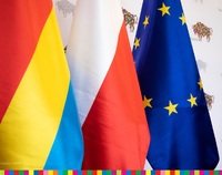 Flagi: województwa podlaskiego, flaga Polski i flaga Unii Europejskiej