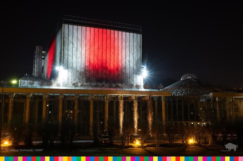 Budynek Opery i Filharmonii Podlaskiej oświetlony w biało-czerwono-białych barwach.
