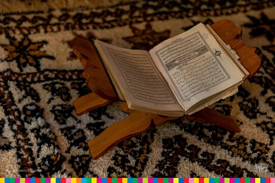 Koran rozłożony na specjalnej półeczce.